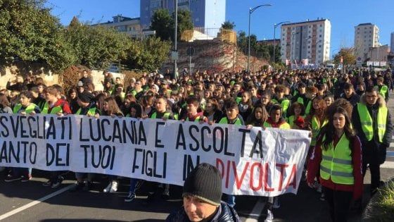 Potenza, studenti in gilet gialli contro il governo regionale