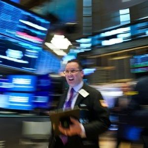 Il virus cinese inizia a colpire le aziende, ma le Borse consolidano i rialzi. Spread ai minimi da settembre
