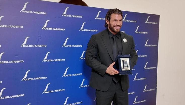 Nastri d'argento, Can Yaman: "Sono molto gratificato dal premio. Felice di averlo ricevuto a Napoli"