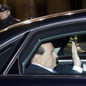 Berlusconi: "Mi deve tutto, ma ora Angelino &egrave; un pugile suonato. Tra un anno si vota e vinceremo"