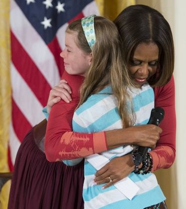 Casa Bianca, bambina porta a Michelle il curriculum del pap&agrave; disoccupato