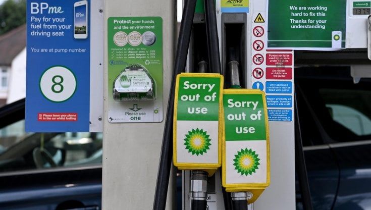Il "venerdì nero" del Regno Unito: stazioni di servizio chiuse, benzina razionata, code negli aeroporti