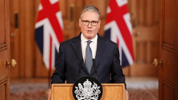 Trump offende Starmer: “Non è Churchill”. Ma il premier resiste, come Hugh Grant in “Love Actually”