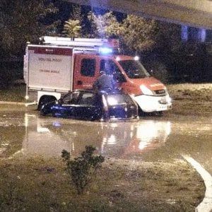 Maltempo a Potenza, allagamenti e auto impantanate