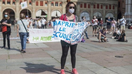 "Non è questa la scuola che vogliamo". In 60 piazze la protesta di genitori, studenti e insegnanti