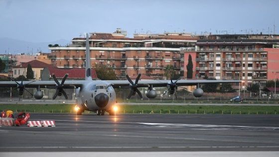 Attentato in Iraq, rientrati in Italia i militari feriti. Di Maio: "Orgogliosi del loro coraggio" 