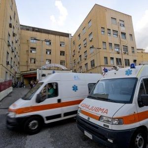 Incredibile a Rimini, in gelateria sbaglia porta, cade e muore
