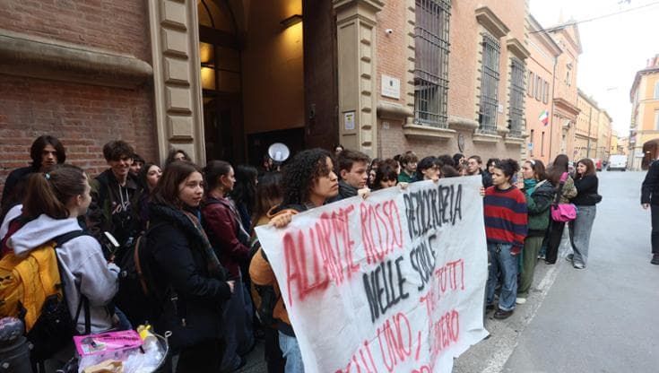 La lettera degli ex del Minghetti: “Perché stiamo con gli studenti, ritirate le denunce”