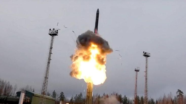 Minacce di guerre spaziali, l’Italia acquista un satellite da 300 milioni. In un anno per le armi spesi 12 miliardi
