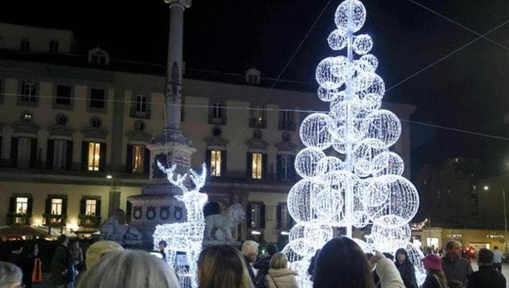 Luci nelle piazze e buio nelle vite