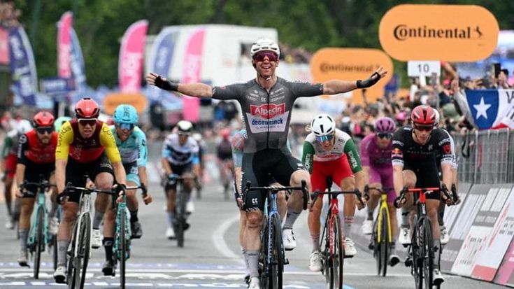 Il Giro a Napoli: l’australiano Groves vince la volata sul lungomare. Maxi caduta a Baiano