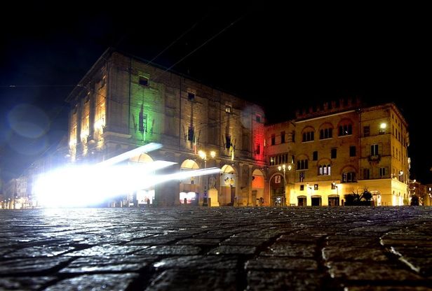 Parma, municipio tricolore: segno di fiducia contro il virus - Foto 