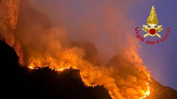Lecco, brucia da due giorni il monte Moregallo: il rogo partito da un falò sfuggito al controllo
