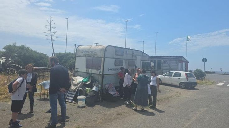 Ostia, rimossi i camper dei senzatetto dal lungomare: il Comune avvia i trasferimenti