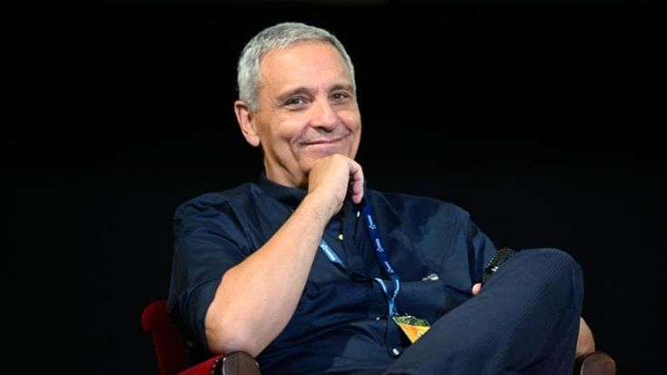 Geolier, De Giovanni: “Se non lo sai scrivere, il napoletano, ti fai aiutare: e spero che vinca il Festival”
