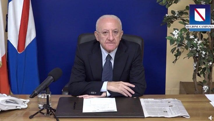 De Luca: "Sulle feste di Capodanno decidono i Comuni. In Campania oggi 1.327 positivi al Covid"