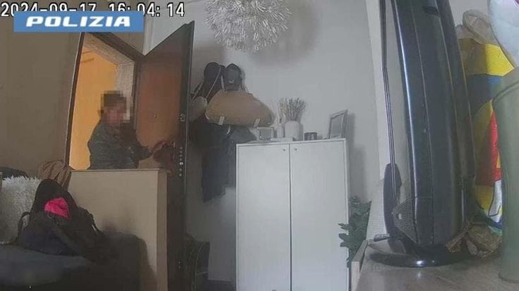 Esce a fare la spesa, controlla le telecamere in casa e vede due ladre: arrestate, una delle due è incinta