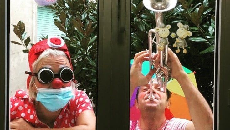 Il sorriso triste dei clown terapisti bloccati dal Covid: “Vogliamo tornare in corsia”