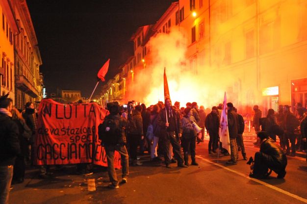 Firenze, in centinaia al corteo anti-Renzi contro le "riforme da cialtroni"