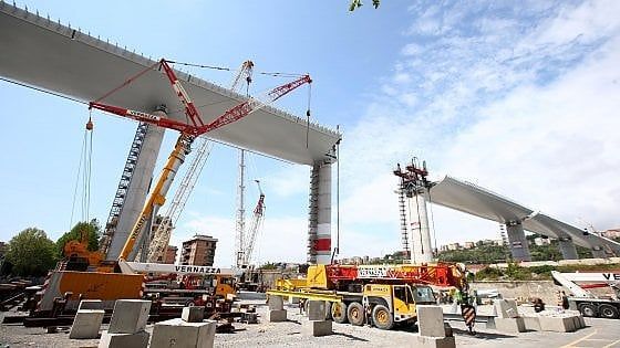 Genova, gli ultimi 44 metri del nuovo ponte. iniziato il sollevamento, entro domani sarà pronto