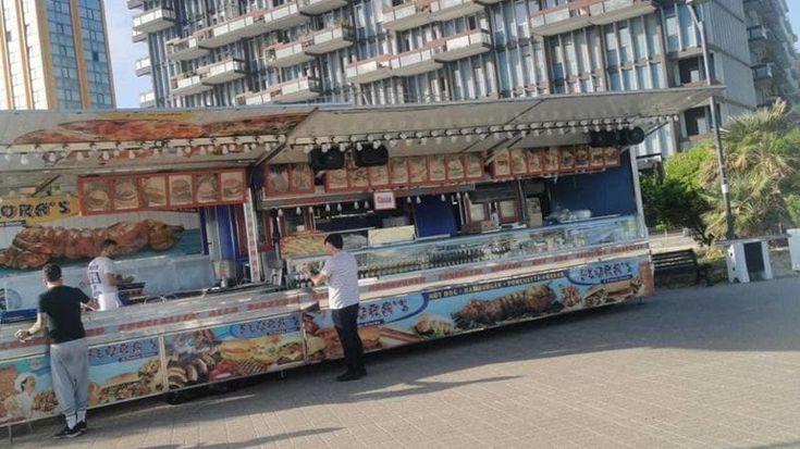 Napoli, i camion dei panini dividono il consiglio comunale