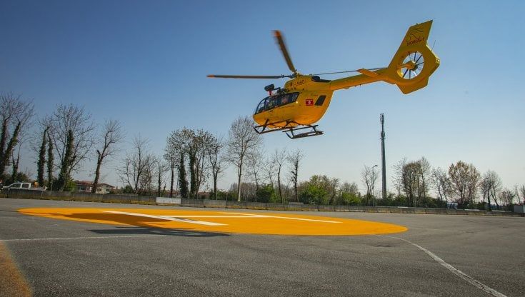 Incidenti sul lavoro, travolto da un furgone nel cortile della ditta: grave 57enne a Merate