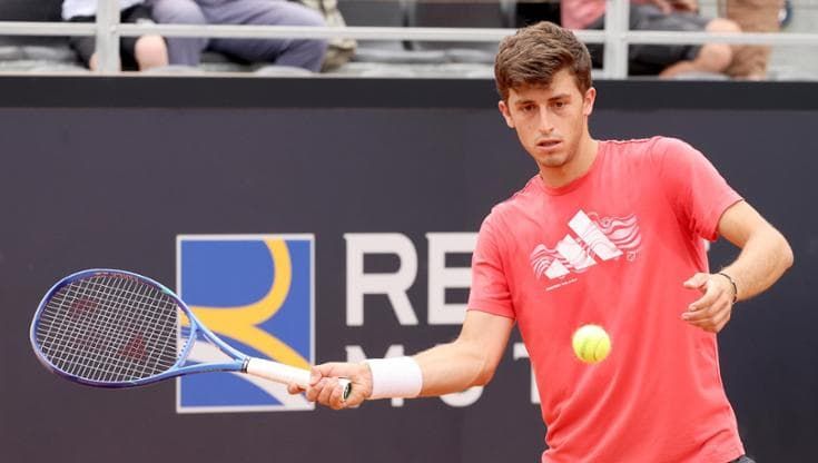 Luca Nardi, chi è l’avversario di Sinner: l’impresa contro Djokovic e l’amico Alcaraz