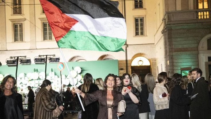 “Free Gaza”: Sala sul palco della Scala nella serata dedicata alla Moda