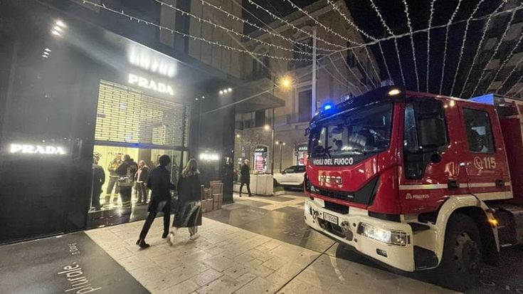 Paura in via Sparano, fumo dal negozio Prada intervengono i vigili del fuoco