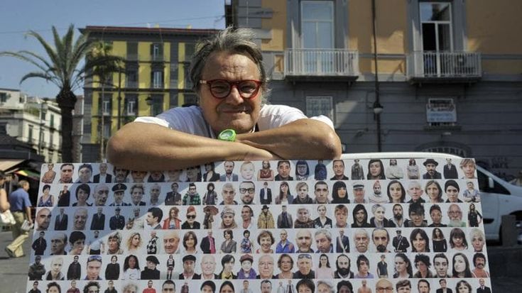 Quando Oliviero Toscani fotografò i volti di Napoli per l’installazione alla metro di Montecalvario
