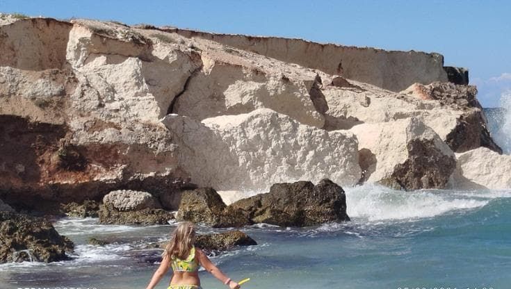 Crolla falesia a Monopoli, a rischio il lido per disabili a Cala Monaci: “Pericolo per i bagnanti”