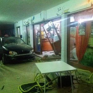 Potenza, auto entra a tutta velocità nella vetrina di un bar. Nessun ferito