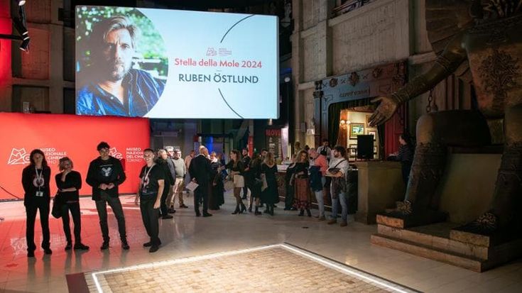 Ruben Östlund, un’altra piazza è possibile: “Porto a Torino la mia ‘The Square’, luogo di pace, regole, condivisione”