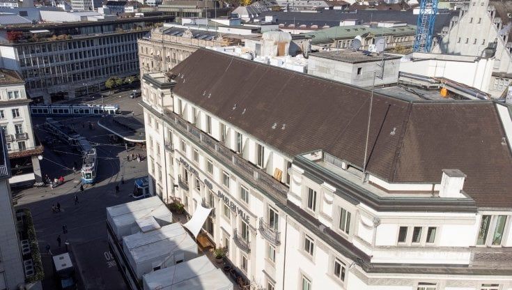 Credit Suisse deve vendere i gioielli di famiglia, sul mercato lo storico hotel Savoy Bauer di Zurigo