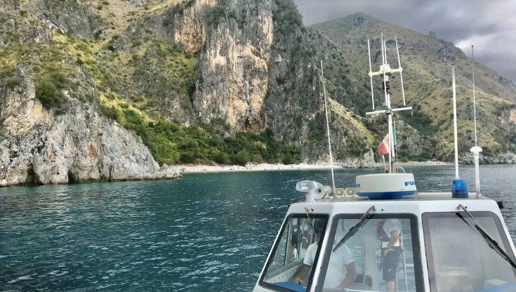 Affonda imbarcazione a Scario, magistrato salvato da barcaioli locali