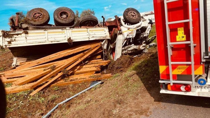 Viterbo, si ribalta camion: ferito conducente