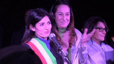 Roma, Raggi festeggia l'abbattimento delle ville dei Casamonica, i cittadini: "Qui però li vediamo ancora"