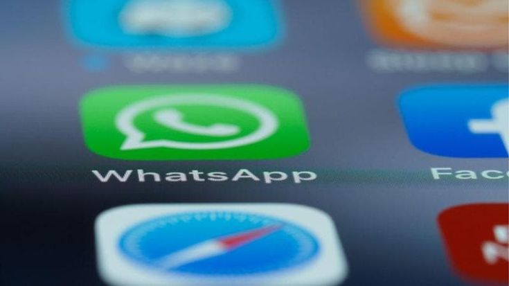 L’offerta di lavoro, il trading, il finto parente: quali sono le truffe WhatsApp più pericolose