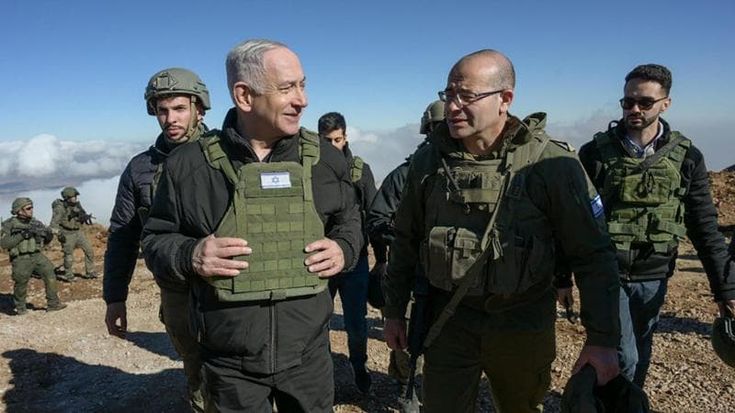 Netanyahu al confine con la Siria innervosisce il vicino. Nuovi raid dell’Idf su Gaza: 28 morti