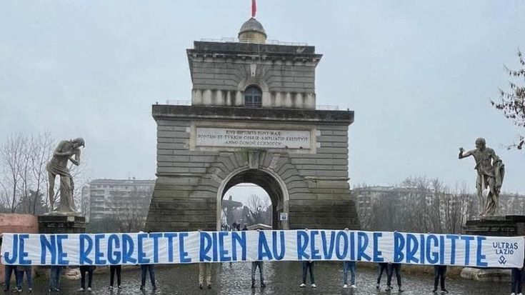 Lazio, gaffe ultrà su Brigitte Bardot: nello striscione in francese c'è un errore da matita rossa