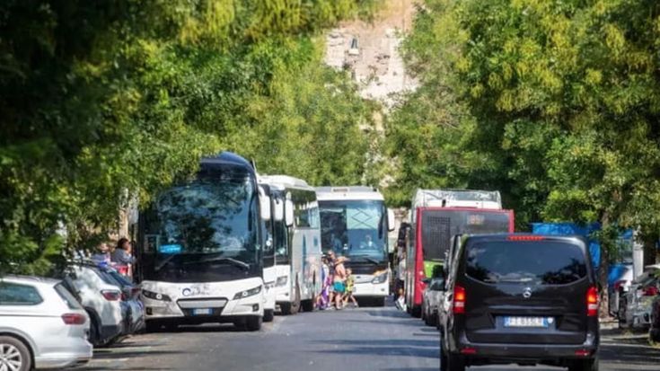 Pullman turistici in via Claudia , il Municipio cancella gli stalli: “Basta con la sosta selvaggia”