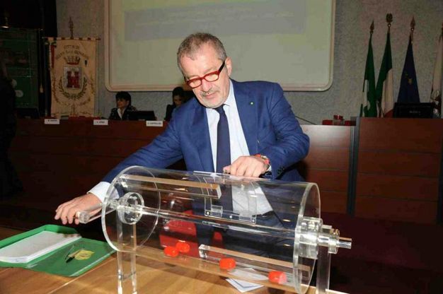 Milano, Maroni estrae a sorte i nomi per l'appalto