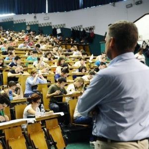 Scuola, gli italiani spendono cinque volte di più per alcol e tabacchi che per l'università