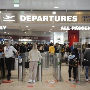 Gruppo di riminesi cerca di volare in Tunisia per vacanza: bloccati all'aeroporto di Bologna