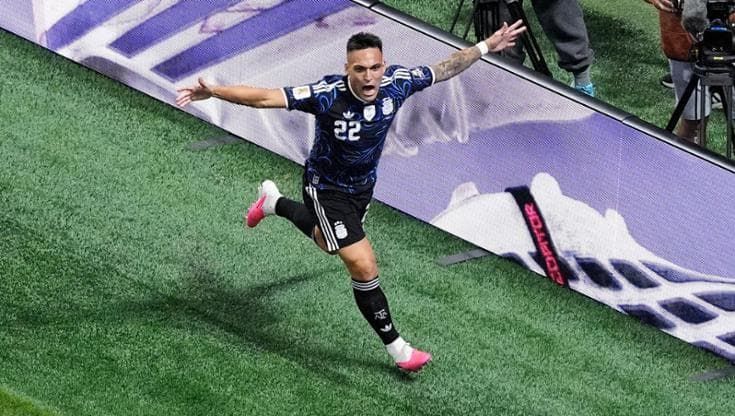 Due assist di Messi, gol di Lautaro al 92’: l’Argentina ribalta l’Inghilterra (2-1) e vola in finale
