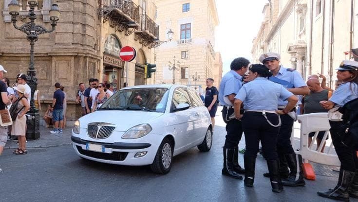 Vigili urbani di Palermo nel mirino: calci e pugni a un agente