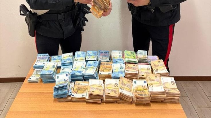 Fermato per un controllo, lo trovano con 440 mila euro in contanti nascosti nell'auto e a casa