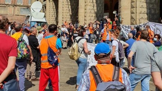 Anche a Bologna manifestano i Gilet arancioni