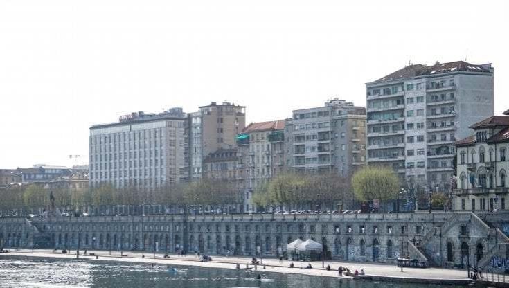 Tutto pronto nelle arcate sul Po, ma l’obbligo di totem antirumore fa infuriare i titolari dei locali
