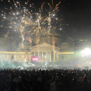La sfida di mezzanotte: D'Alessio al Plebiscito, le band in piazza Vittoria